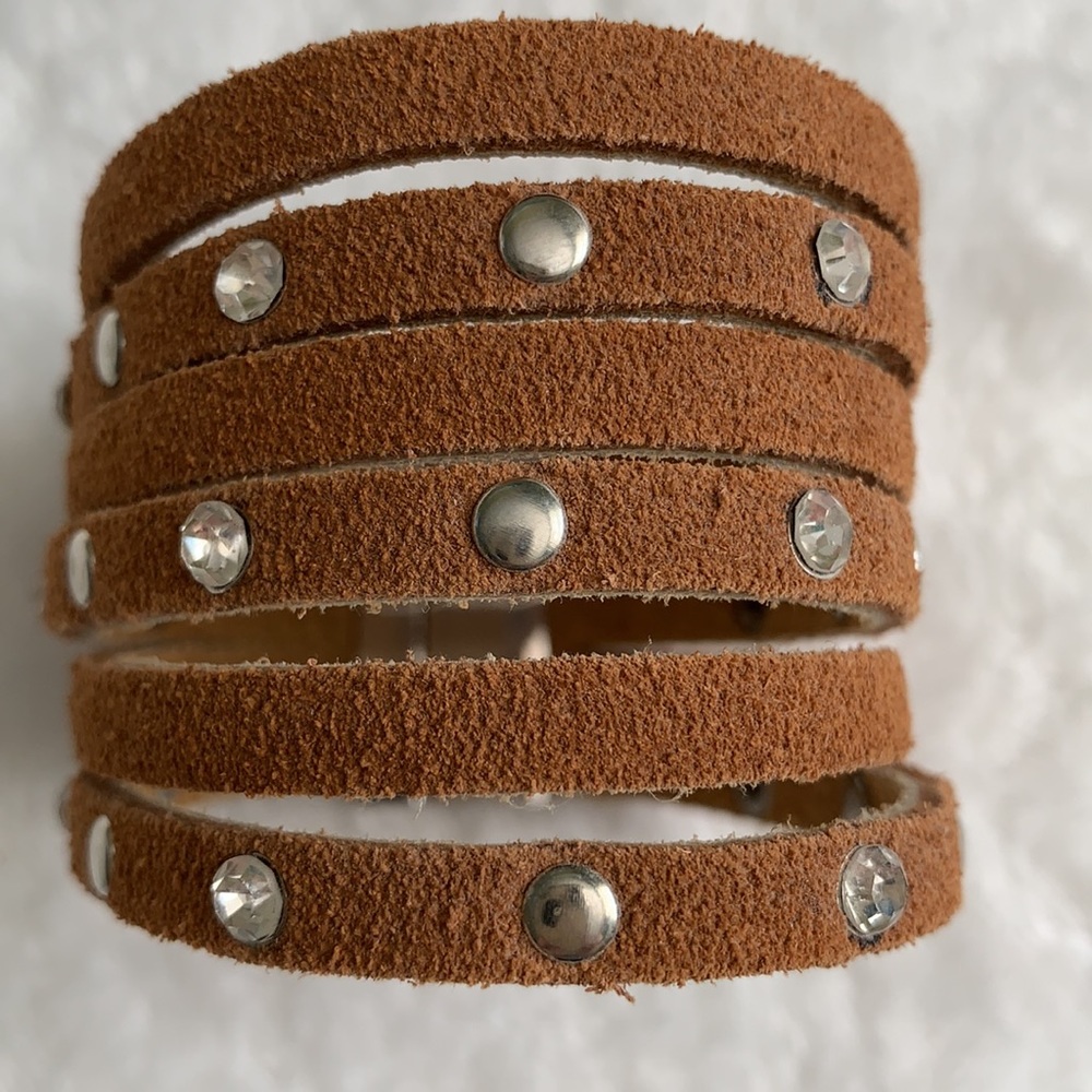 Genuine leather studded bracelet w magnetic closet.  stylish accent piece. New
